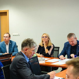 Zväčšiť fotografiu - Kraj pripravuje školy na postupnú profiláciu - TSK_krajská rada_mini (4 of 13)