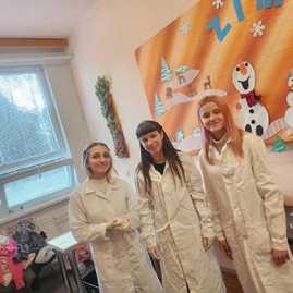 Zväčšiť fotografiu - Kúzla chémie predviedli aj žiakom so špeciálnymi potrebami - SOŠ Nováky_Mladý chemik (1)