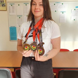 Zväčšiť fotografiu - Medailová žatva žiakov trenčianskeho gymnázia - 247862320_288835099908863_4245311791546285362_n