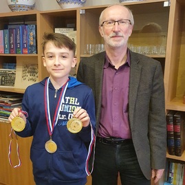 Zväčšiť fotografiu - Medailová žatva žiakov trenčianskeho gymnázia - 256427922_303415785117461_8686233563180402406_n