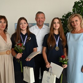Zväčšiť fotografiu - Medzi majsterkami európy v hádzanej kadetiek sú aj dve študentky našich stredných škôl