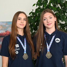 Zväčšiť fotografiu - Medzi majsterkami európy v hádzanej kadetiek sú aj dve študentky našich stredných škôl