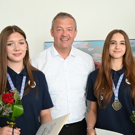 Zväčšiť fotografiu - Medzi majsterkami európy v hádzanej kadetiek sú aj dve študentky našich stredných škôl