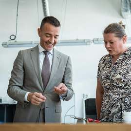 Zväčšiť fotografiu - Ministerská návšteva župnej strednej odbornej školy