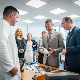 Zväčšiť fotografiu - Ministerská návšteva župnej strednej odbornej školy