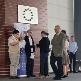 Zväčšiť fotografiu - Mladí chemici z novák zažiarili na celoštátnej olympiáde - 