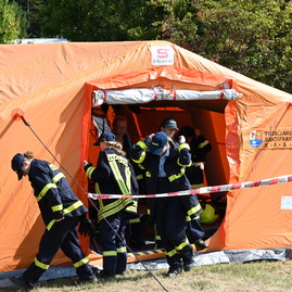 Zväčšiť fotografiu - Mladí hasiči absolvovali výcvikový tábor na Kopaniciach, hasiči dostali defibrilátory aj stan