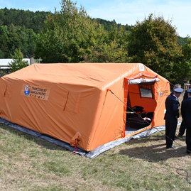 Zväčšiť fotografiu - Mladí hasiči absolvovali výcvikový tábor na Kopaniciach, hasiči dostali defibrilátory aj stan