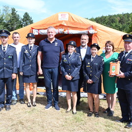 Zväčšiť fotografiu - Mladí hasiči absolvovali výcvikový tábor na Kopaniciach, hasiči dostali defibrilátory aj stan
