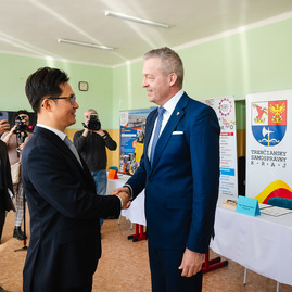 Zväčšiť fotografiu - Mobis slovakia prináša nové príležitosti pre žiakov piatich župných škôl - 