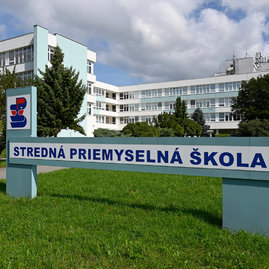 Zväčšiť fotografiu - Moderné športové zázemie má aj novomestská priemyslovka - 20210902_TSK_skoly_181w