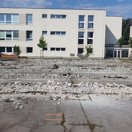 Multifunkčné ihrisko na gymnáziu v púchove už aj s hracou plochou - 20190718_090114