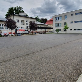 Multifunkčné ihrisko na gymnáziu v púchove už aj s hracou plochou - 20190813_142114