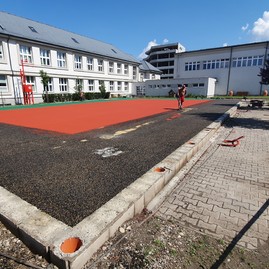 Multifunkčné ihrisko na gymnáziu v púchove už aj s hracou plochou - 20190815_114632
