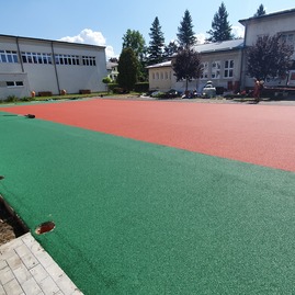 Multifunkčné ihrisko na gymnáziu v púchove už aj s hracou plochou - 20190815_114703