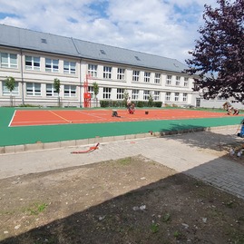 Multifunkčné ihrisko na gymnáziu v púchove už aj s hracou plochou - 20190816_123521