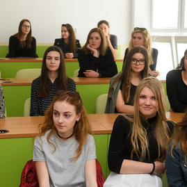 Na gymnáziu j. jesenského vyučujú s využitím moderného interaktívneho displeja, v css bánovce nad bebravou prekonávajú bariéry - 20170503_BN_TSK_foto_Radovan_Stoklasa_0018w
