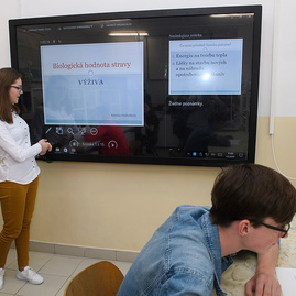 Na gymnáziu j. jesenského vyučujú s využitím moderného interaktívneho displeja, v css bánovce nad bebravou prekonávajú bariéry - 20170503_BN_TSK_foto_Radovan_Stoklasa_0044w