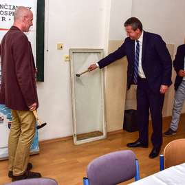 Na myjavských stredných školách dnes rozbíjali okná aj páčili parkety - RobertFritz 8
