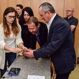 Na myjavských stredných školách dnes rozbíjali okná aj páčili parkety - Robert Fritz 17