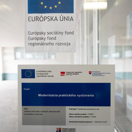 Zväčšiť fotografiu - Na najmodernejšej technike sa vzdelávajú už aj žiaci novomestskej priemyslovky - 20240610_TSK_001w