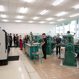 Zväčšiť fotografiu - Na najmodernejšej technike sa vzdelávajú už aj žiaci novomestskej priemyslovky - 20240610_TSK_003w