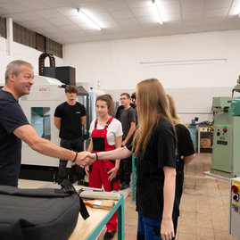 Zväčšiť fotografiu - Na najmodernejšej technike sa vzdelávajú už aj žiaci novomestskej priemyslovky - 20240610_TSK_005w