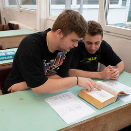 Zväčšiť fotografiu - Na najmodernejšej technike sa vzdelávajú už aj žiaci novomestskej priemyslovky - 20240610_TSK_024w