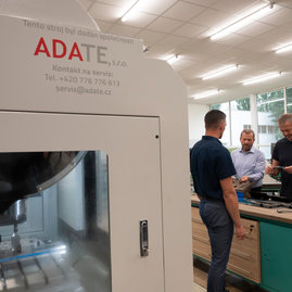 Zväčšiť fotografiu - Na najmodernejšej technike sa vzdelávajú už aj žiaci novomestskej priemyslovky - 20240610_TSK_035w