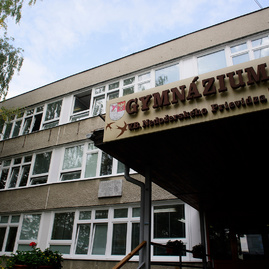 Na najväčšom gymnáziu v kraji žiakom zima určite nebude; kraj na budove vymenil všetky okná za nové, žiaci sa navyše učia aj v moderných laboratóriách - 20170926_PD_Gymnazium_001r