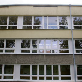 Na najväčšom gymnáziu v kraji žiakom zima určite nebude; kraj na budove vymenil všetky okná za nové, žiaci sa navyše učia aj v moderných laboratóriách - 20170926_PD_Gymnazium_011r