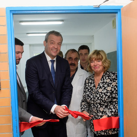 Na najväčšom gymnáziu v kraji žiakom zima určite nebude; kraj na budove vymenil všetky okná za nové, žiaci sa navyše učia aj v moderných laboratóriách - 20170926_PD_Gymnazium_026r
