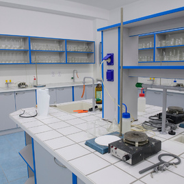 Na najväčšom gymnáziu v kraji žiakom zima určite nebude; kraj na budove vymenil všetky okná za nové, žiaci sa navyše učia aj v moderných laboratóriách - 20170926_PD_Gymnazium_028r