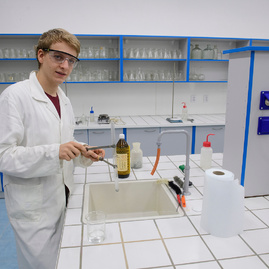 Na najväčšom gymnáziu v kraji žiakom zima určite nebude; kraj na budove vymenil všetky okná za nové, žiaci sa navyše učia aj v moderných laboratóriách - 20170926_PD_Gymnazium_033r