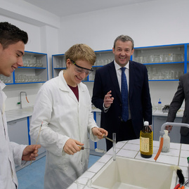 Na najväčšom gymnáziu v kraji žiakom zima určite nebude; kraj na budove vymenil všetky okná za nové, žiaci sa navyše učia aj v moderných laboratóriách - 20170926_PD_Gymnazium_035r