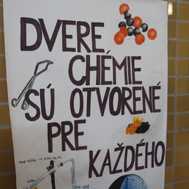 Na najväčšom gymnáziu v kraji žiakom zima určite nebude; kraj na budove vymenil všetky okná za nové, žiaci sa navyše učia aj v moderných laboratóriách - IMG_1465