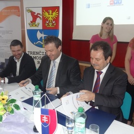 Na soš v handlovej podpísalo memorandum o spolupráci rekordne veľa podnikateľov - 03