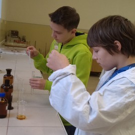 Na spojenej škole v novákoch chcú zábavnou formou spopularizovať chemické odborné vzdelávanie - IMAG1710