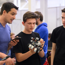 Na štrnástom ročníku trenčianskeho robotického dňa si zmeralo sily rekordné množstvo súťažiacich i mechanizmov - 20190404_TN_Roboticky_den_10