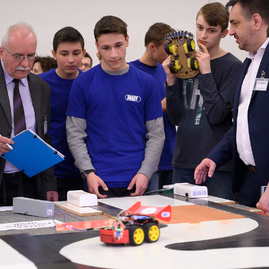 Na štrnástom ročníku trenčianskeho robotického dňa si zmeralo sily rekordné množstvo súťažiacich i mechanizmov - 20190404_TN_Roboticky_den_11