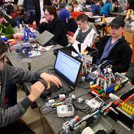Na štrnástom ročníku trenčianskeho robotického dňa si zmeralo sily rekordné množstvo súťažiacich i mechanizmov - 20190404_TN_Roboticky_den_8