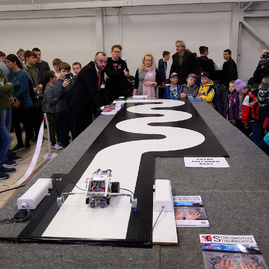 Na štrnástom ročníku trenčianskeho robotického dňa si zmeralo sily rekordné množstvo súťažiacich i mechanizmov - 20190404_TN_Roboticky_den_9