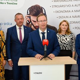 Zväčšiť fotografiu - Na trenčianskej univerzite začali akademický rok vo vynovených priestoroch