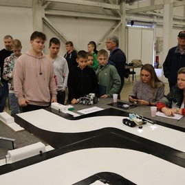 Zväčšiť fotografiu - Na trenčianskom robotickom dni sa predstavilo viac ako sto dvadsať robotov - 2