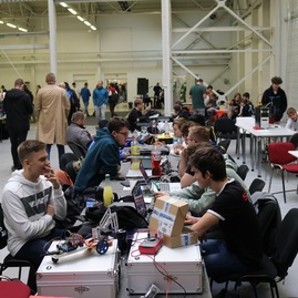 Zväčšiť fotografiu - Na trenčianskom robotickom dni sa predstavilo viac ako sto dvadsať robotov - 4