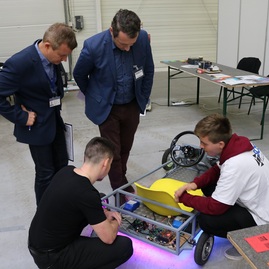 Zväčšiť fotografiu - Na trenčianskom robotickom dni sa predstavilo viac ako sto dvadsať robotov - 6