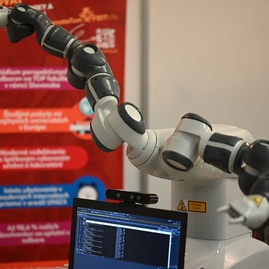Zväčšiť fotografiu - Na trenčianskom robotickom dni sa predstavilo viac ako sto dvadsať robotov - NZ7 0041 – kópia