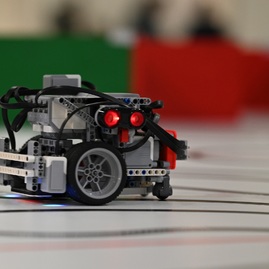 Zväčšiť fotografiu - Na trenčianskom robotickom dni sa predstavilo viac ako sto dvadsať robotov - NZ7_0069