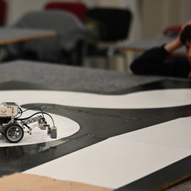 Zväčšiť fotografiu - Na trenčianskom robotickom dni sa predstavilo viac ako sto dvadsať robotov - NZ7_0087