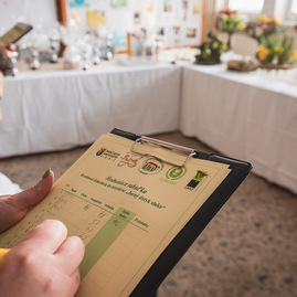 Zväčšiť fotografiu - Nádejné floristky z celého slovenska súťažili v pruskom - TSK_SOŠ Pruské_súťaž_mini-60